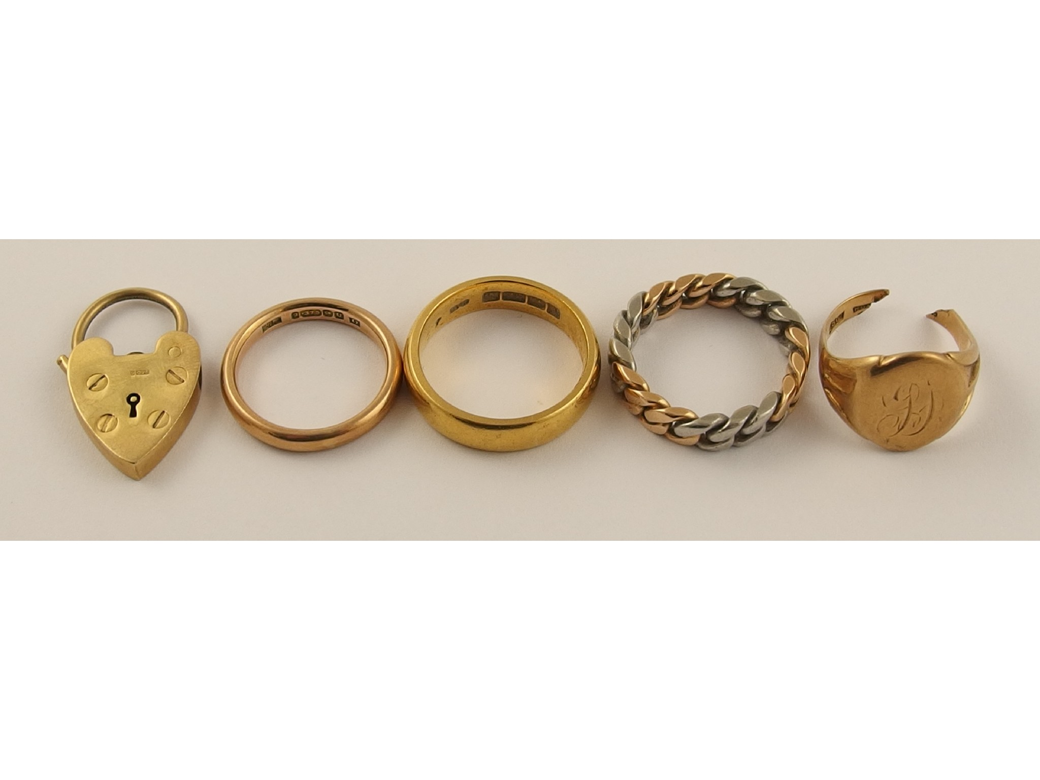 A collection of ringsto include a 22ct wedding band finger