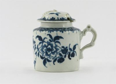 A Worcester blue and white mustard pot and cover painted