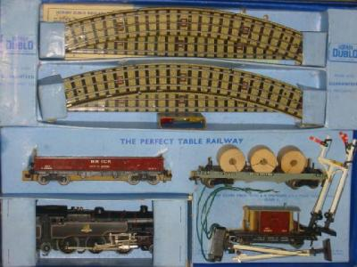 A Hornby Dublo EDG18 train set with B R 2