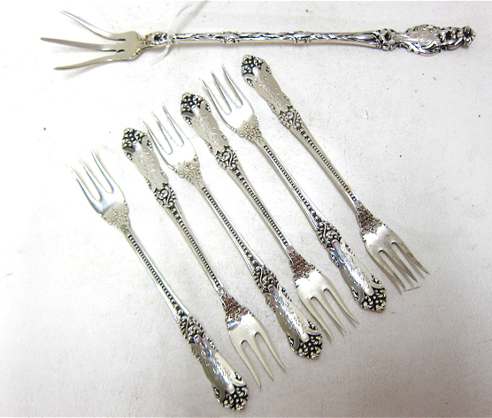 SEVEN PIECES AMERICAN STERLING SILVER FLATWARE set of 6 Reed
