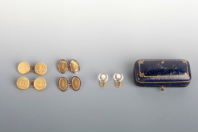 A PAIR OF GOLD CUFFLINKS bar linked circular panels engraved