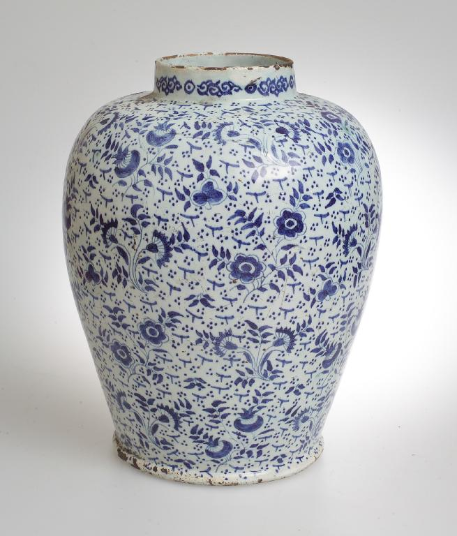 18th CENTURY DELFT VASE of baluster form painted with leaves