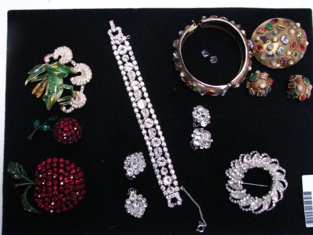 Selection of signed costume jewelry including Vogue Jewelry brooch hinged