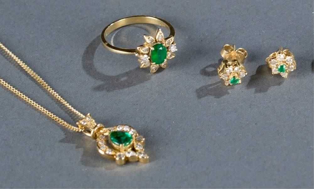 2ct emerald diamond and 18kt gold jewelry set An emerald