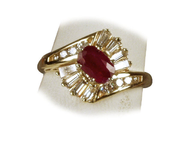 Dazzling ladies 14 karat yellow gold ring set with a
