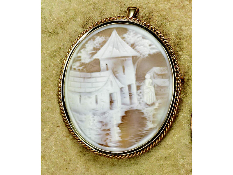 CAMEO PENDANT BROOCH Oval cameo brooch depicting a village scene
