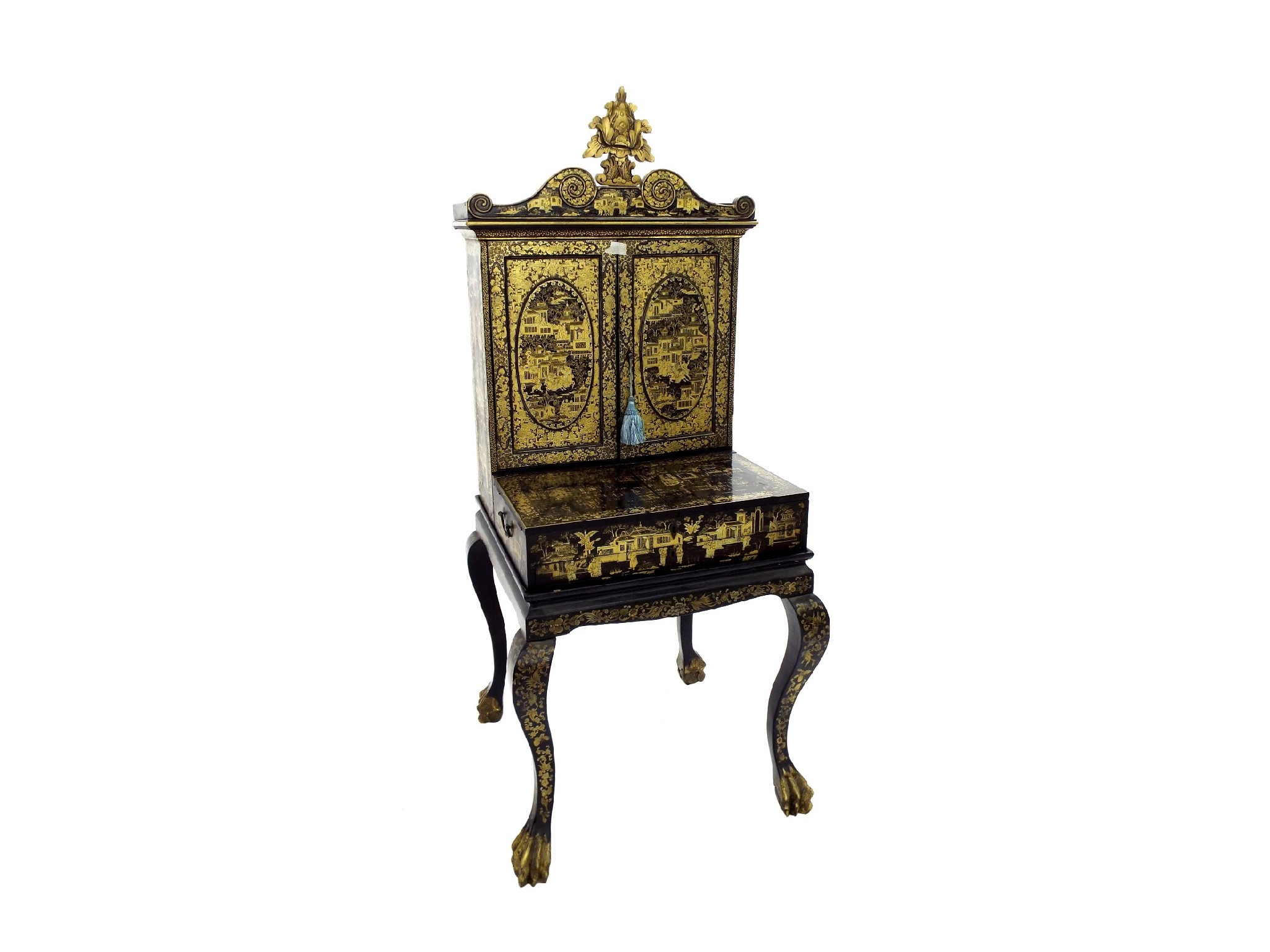 Good quality Japanese black lacquered specimen cabinet the top with