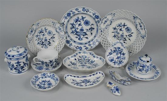 ASSEMBLAGE OF MEISSEN BLUE ONION TABLE WARES including 6 Bowls
