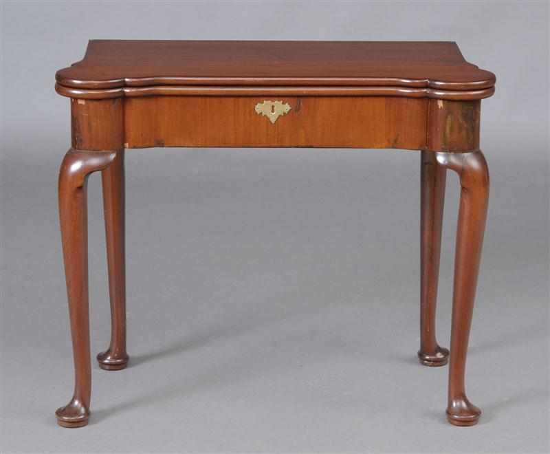 QUEEN ANNE MAHOGANY GAMES TABLE The double folding top with