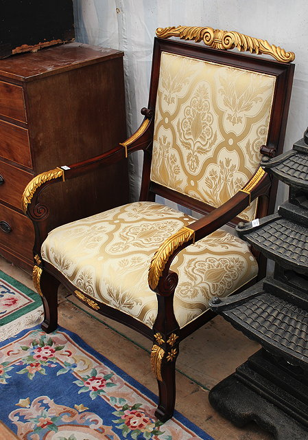 A PAIR OF LARGE MAHOGANY AND GILTWOOD OPEN ARMCHAIRS with