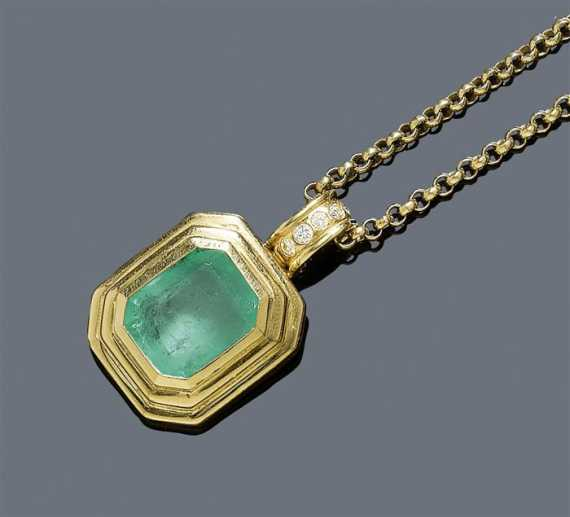 EMERALD AND DIAMOND PENDANT Yellow gold 750 Casual elegant pendant