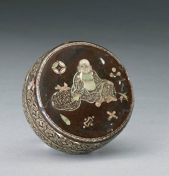 A mother of pearl inlaid black lacquer box 16th Century