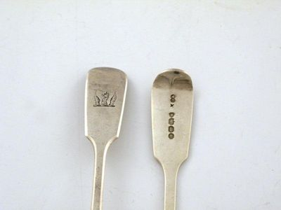 A set of fifteen Victorian silver Fiddle pattern tea spoons