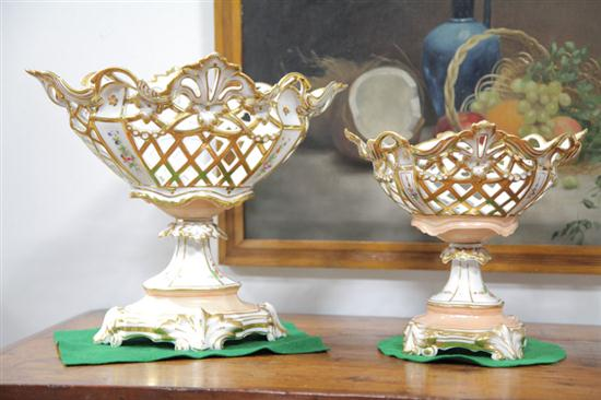PAIR OF PORCELAIN COMPOTES Reticulated compotes having gilt accents and