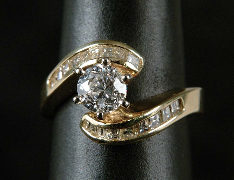 DIAMOND LADIES RING Very beautiful 18k yellow gold swirled bypass