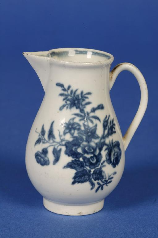 A FIRST PERIOD WORCESTER BLUE AND WHITE CREAM JUG of