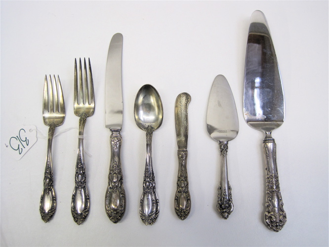 NINE PIECES TOWLE STERLING SILVER FLATWARE in the King Richard