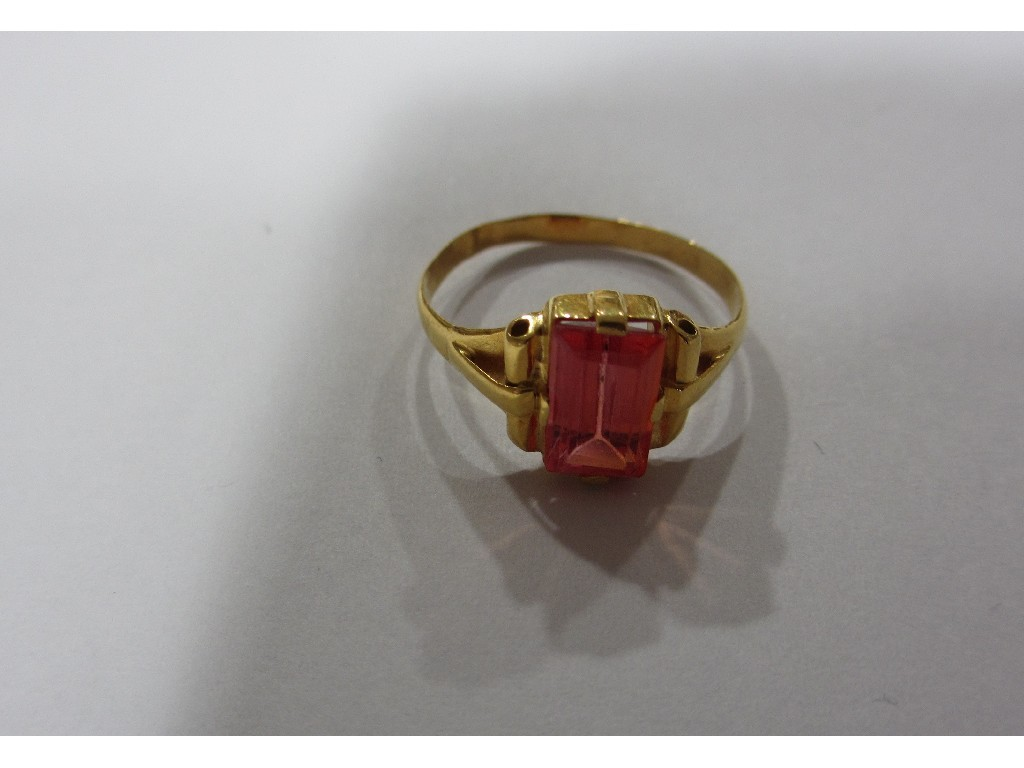 Yellow metal gem set single stone ring