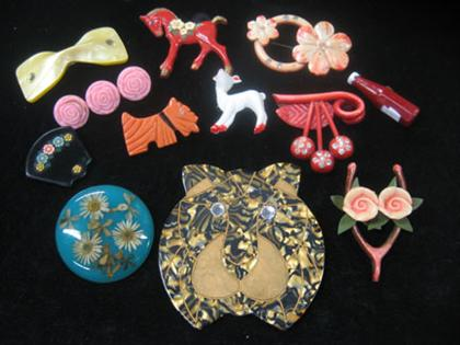 Twelve plastic animal pins Mismatched grouping of twelve color early