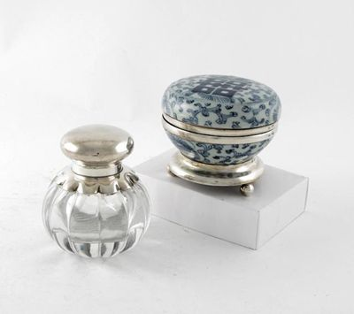 A late Victorian mounted ribbed glass inkwell no liner by