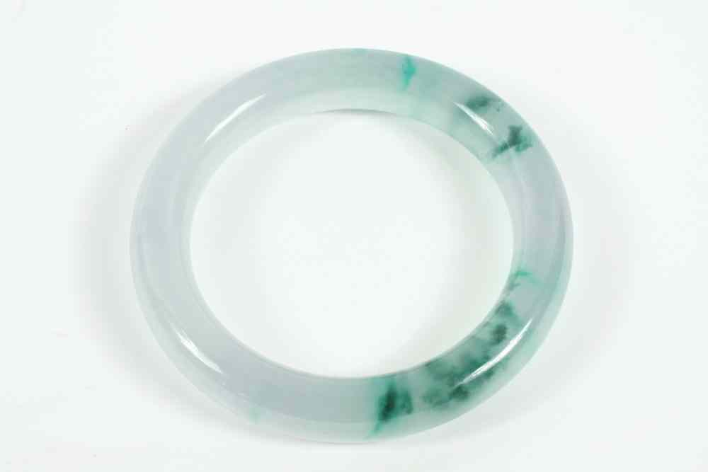 CHINESE JADEITE BRACELET Chinese Jade Bracelet in celadon green with