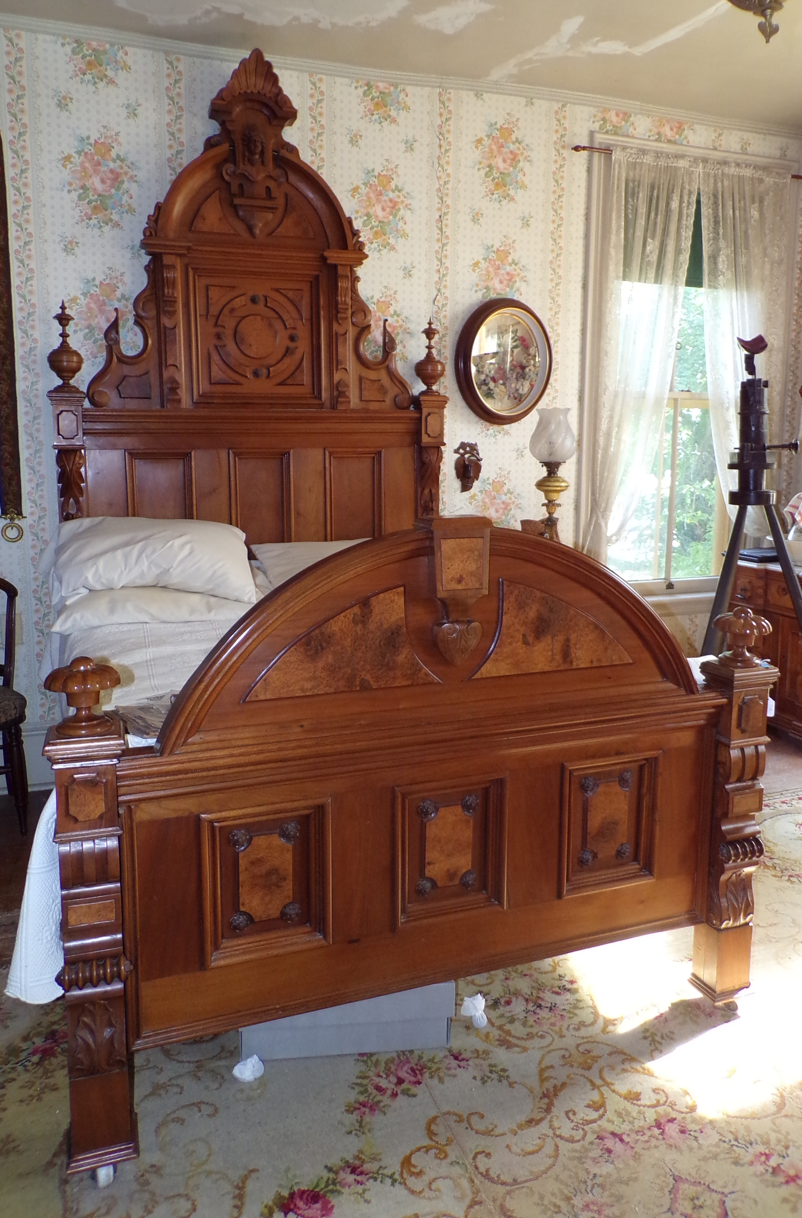 Victorian 3 pc Jelliff style walnut bedroom set Bed night