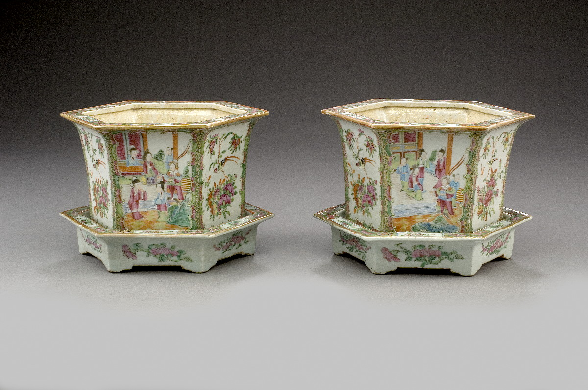 PAIR OF CHINESE EXPORT PORCELAIN FAMILLE ROSE HEXAGONAL JARDINIERES Painted