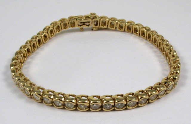 DIAMOND AND FOURTEEN KARAT GOLD BRACELET 7 1 2 in