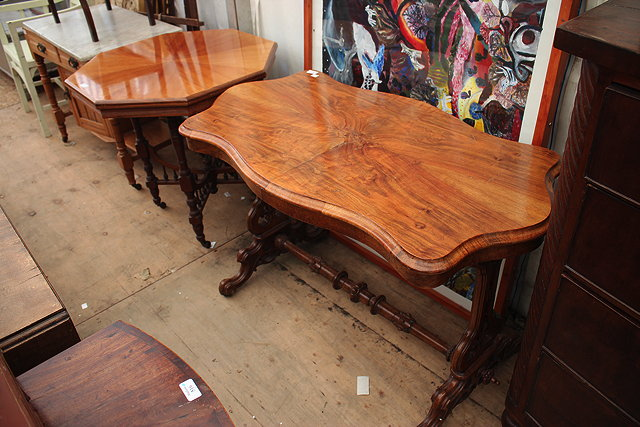 A LATE 19TH CENTURY WALNUT CENTRE TABLE with a shaped