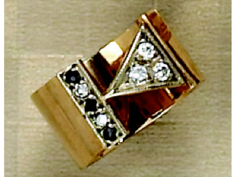 DIAMOND RING Rose gold ring with triangular design set with