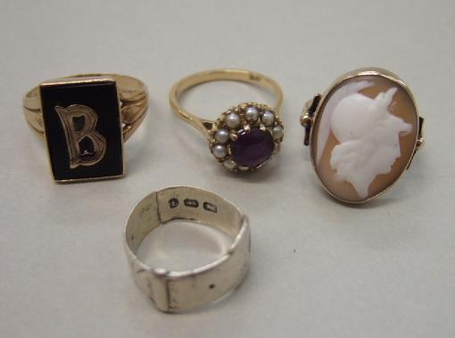 A gold mounted oval shell cameo ring designed as a