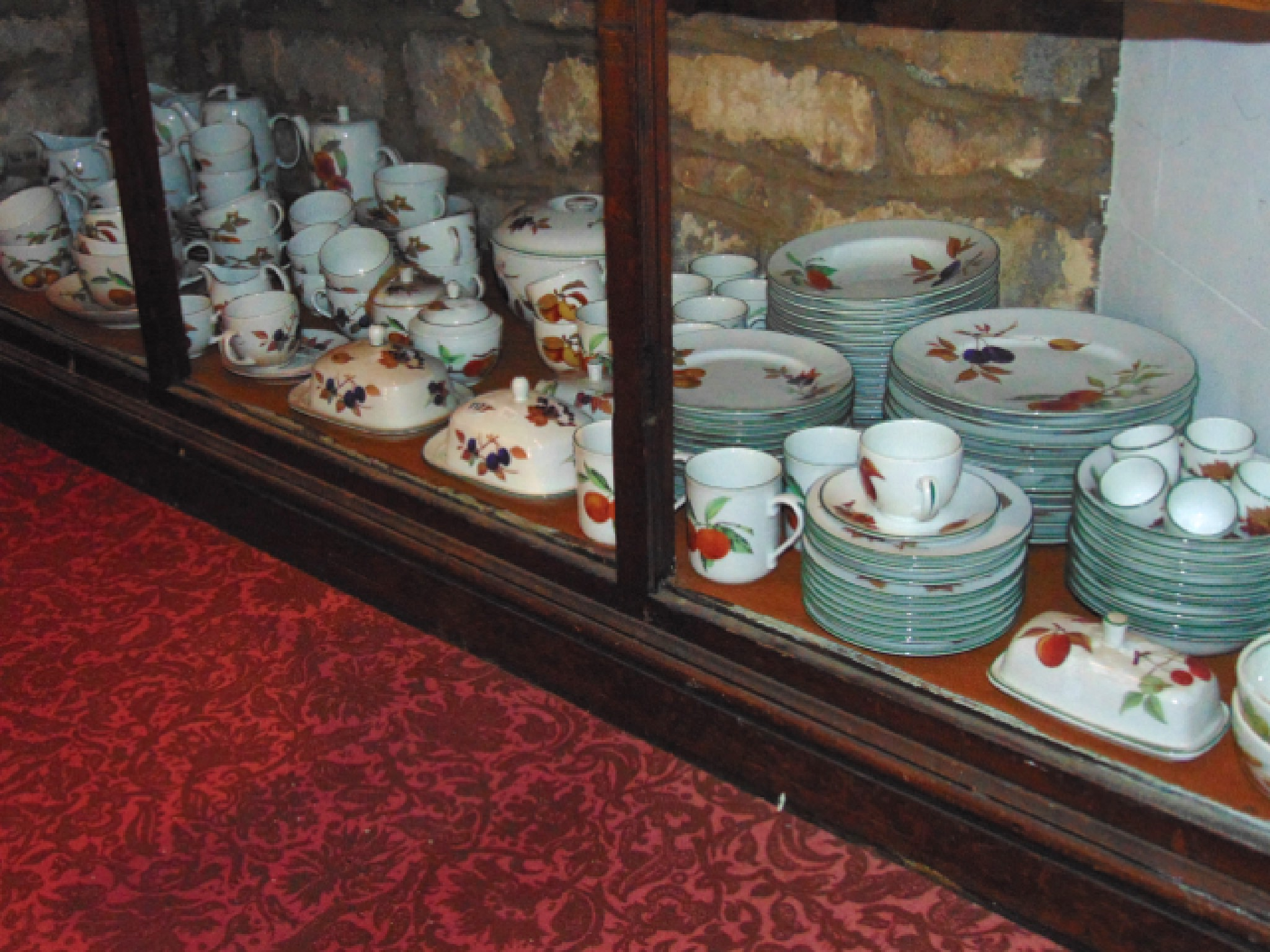 An extensive quantity of Royal Worcester Evesham Vale pattern dinner