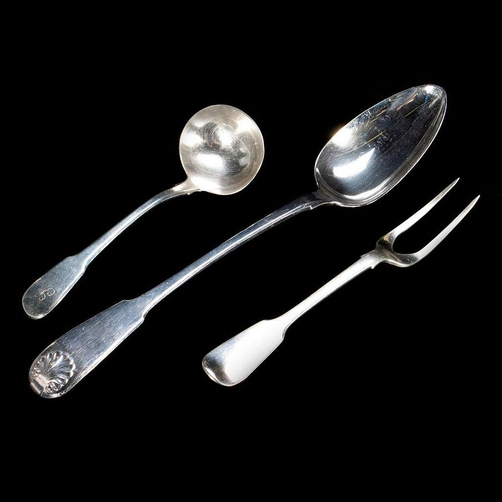 Georgian hallmarked silver A miscellaneous grouping of three Georgian hallmarked