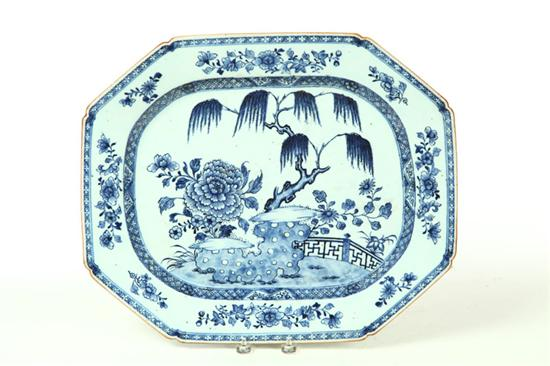 CHINESE EXPORT PLATTER First half 19th century porcelain Octagonal platter