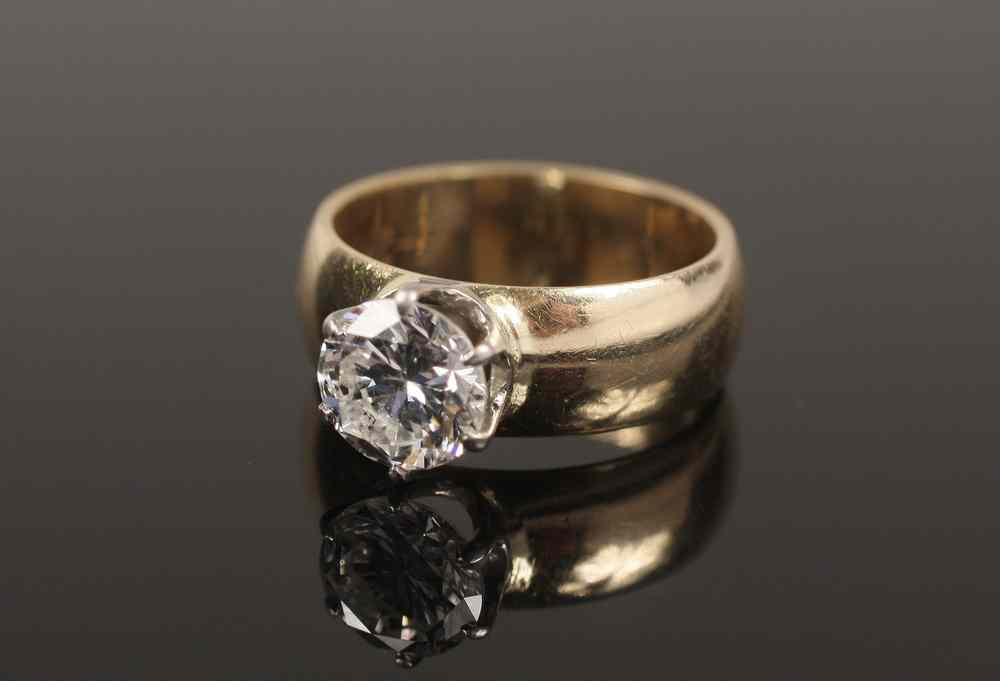 LADY S RING One 14K yellow gold and platinum ring