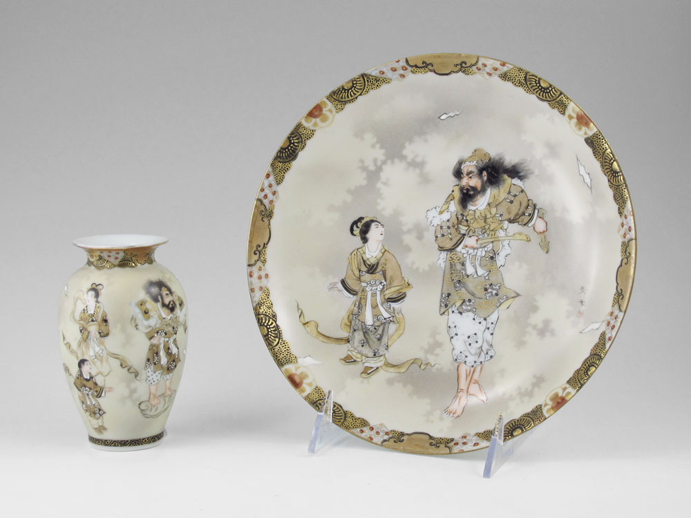 SIGNED JAPANESE KUTANI PORCELAIN 2 pieces Hand painted The plate