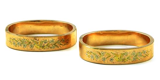 JEWELRY Pair of matching engraved bangle bracelets tested pink and
