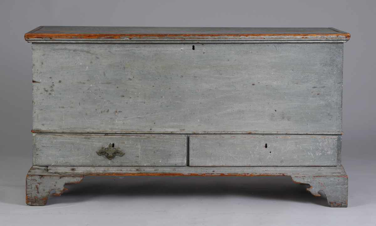 18th Cent Chippendale 2 Drawer Blanket Chest Dovetailed case bracket