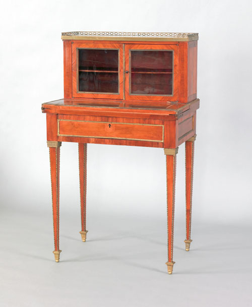 Louis XVI inlaid tulipwood small writing desk 18th c having