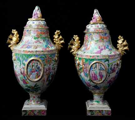 TWO SIMILAR OF CHINESE EXPORT FAMILLE ROSE PORCELAIN URNS 19th