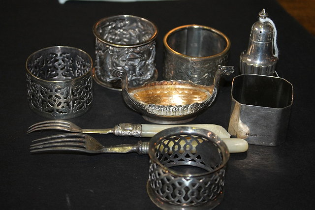 A SMALL COLLECTION OF MISCELLANEOUS including napkin rings a silver