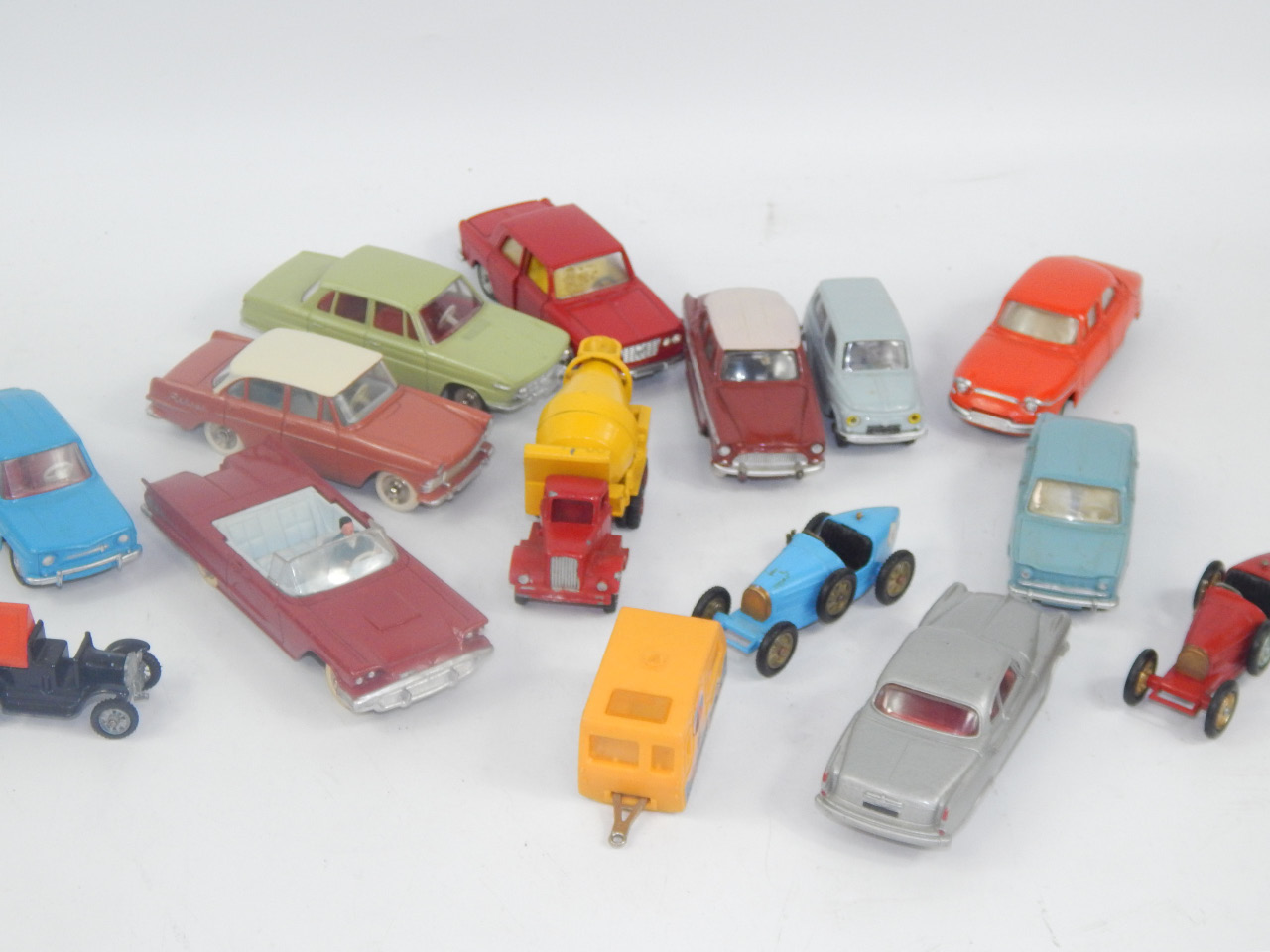 Dinky vehicles including a Ford Thunderbird 555 Opel Rekord Borgward