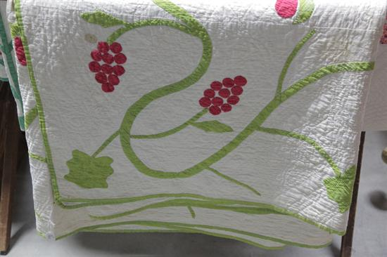 APPLIQUE QUILT Cotton quilt with red and green applique in