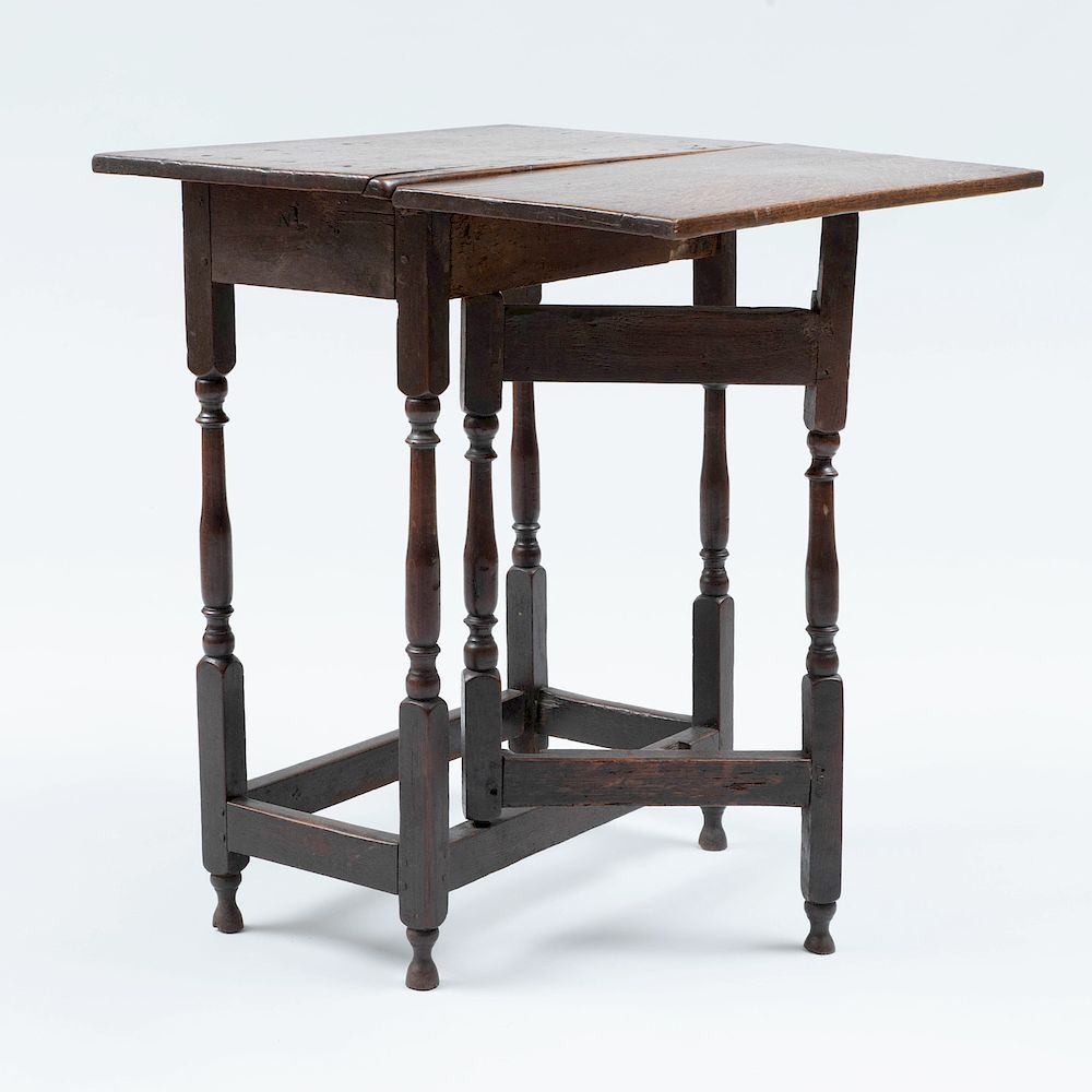 William and Mary Oak Dropleaf Table Fitted with one leaf