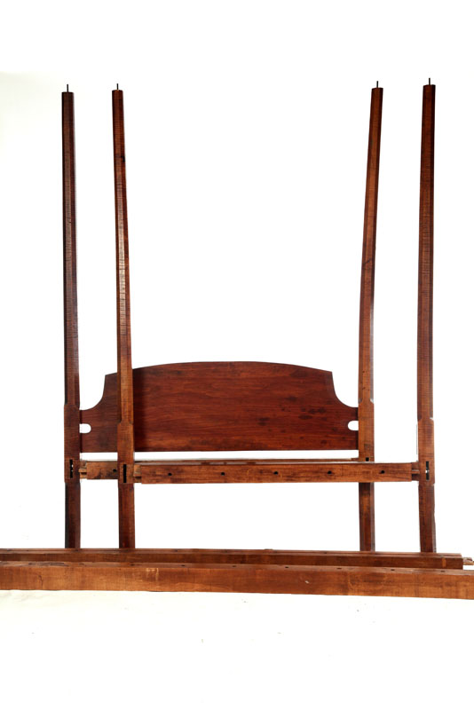 COUNTRY PENCIL POST BED American 19th century Curly maple with