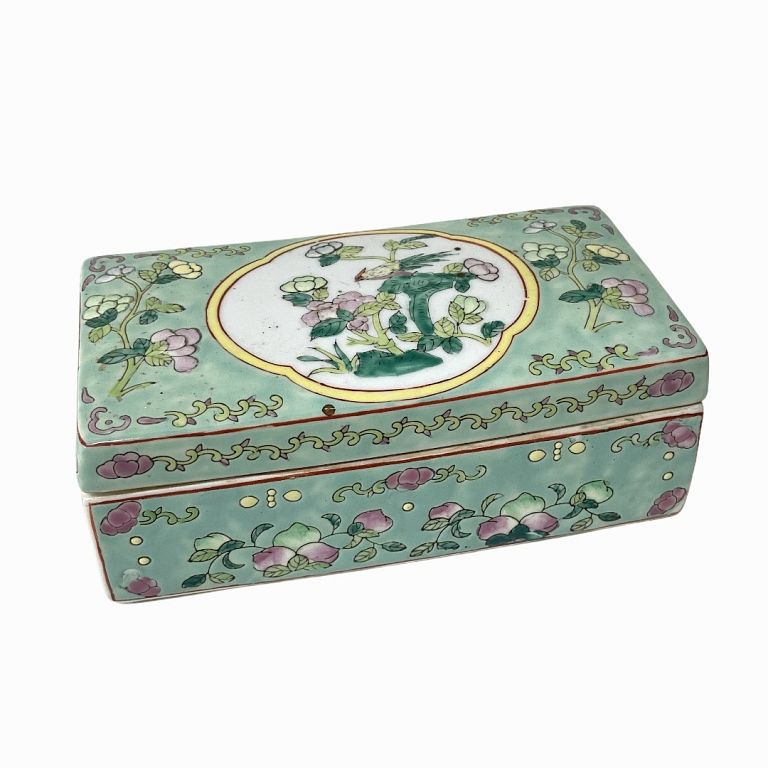 Qing Dynasty Porcelain Box Qing Dynasty Porcelain Box Measures 3