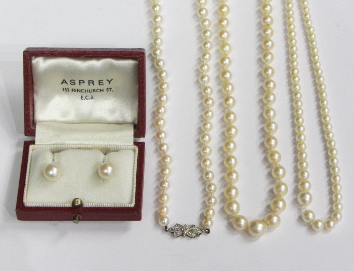 A single row necklace of graduated cultured pearls on a