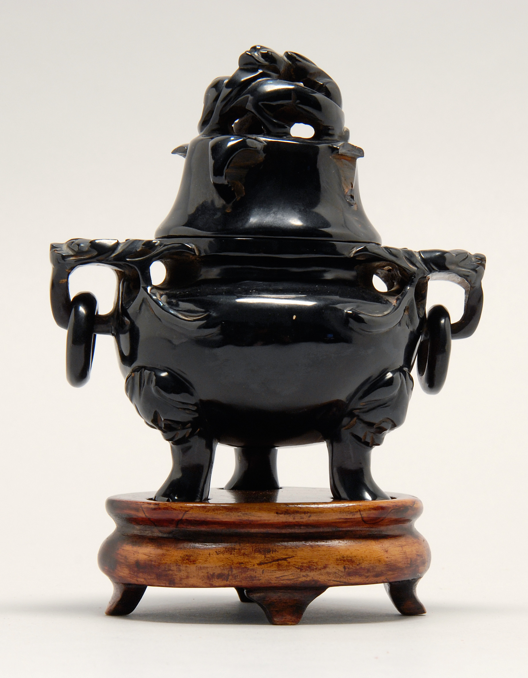 CLARIFIED AMBER KORO Early 20th CenturyIn ovoid form with lion