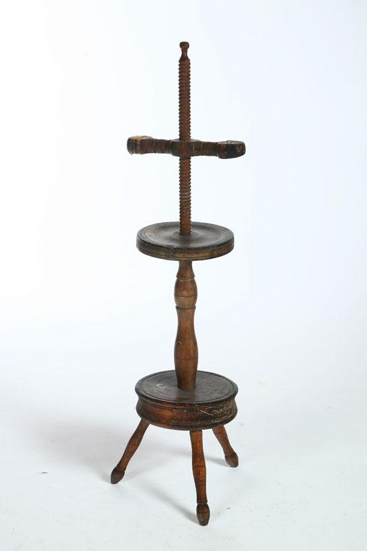 FLOOR LIGHTING DEVICE American 1st half 19th century maple Turned