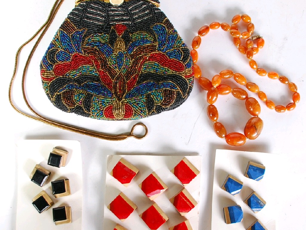 LADIES GLASS BEADWORK AND GILT METAL EVENING BAG A NECKLACE
